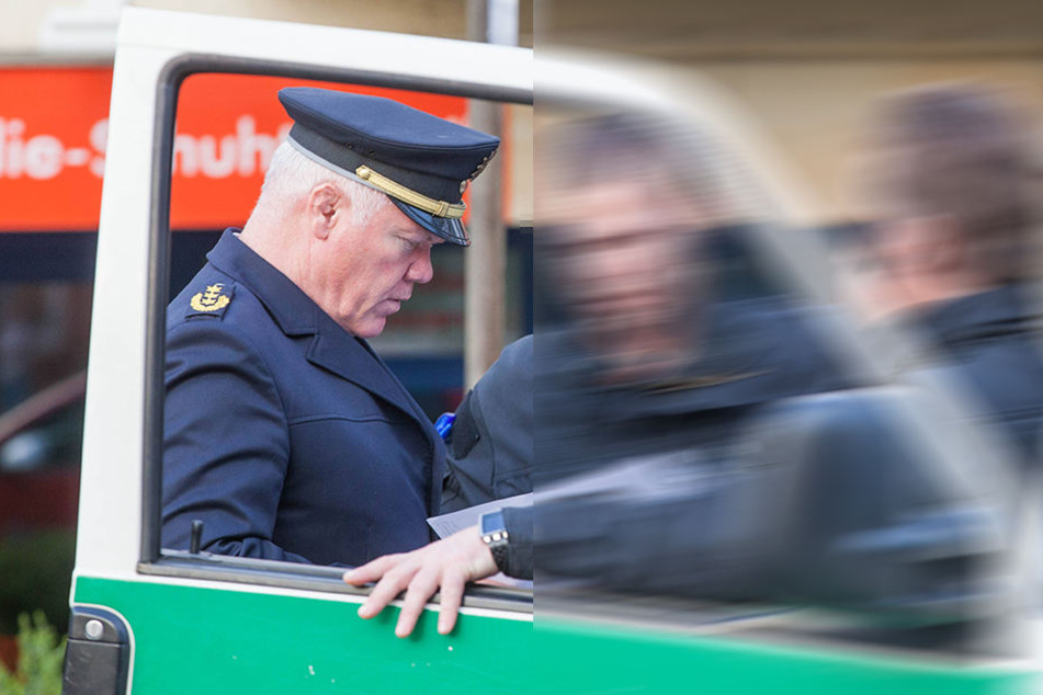 Polizeipräsident Horst Kretzschmar (56, li.) wird mit dem Beamten ein persönliches Gespräch führen.