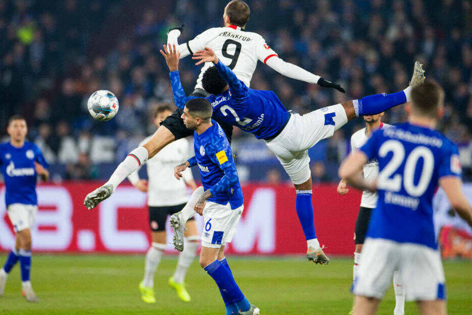 Viel Kampf, wenig Glanz in Halbzeit eins: Weston McKennie (M) und Omar Mascarell gegen Bas Dost (oben).