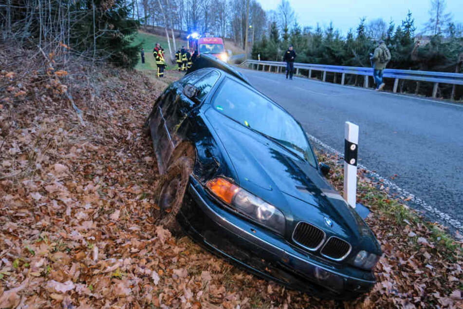 Unfall im Erzgebirge: BMW kommt von Fahrbahn ab, zwei Verletzte