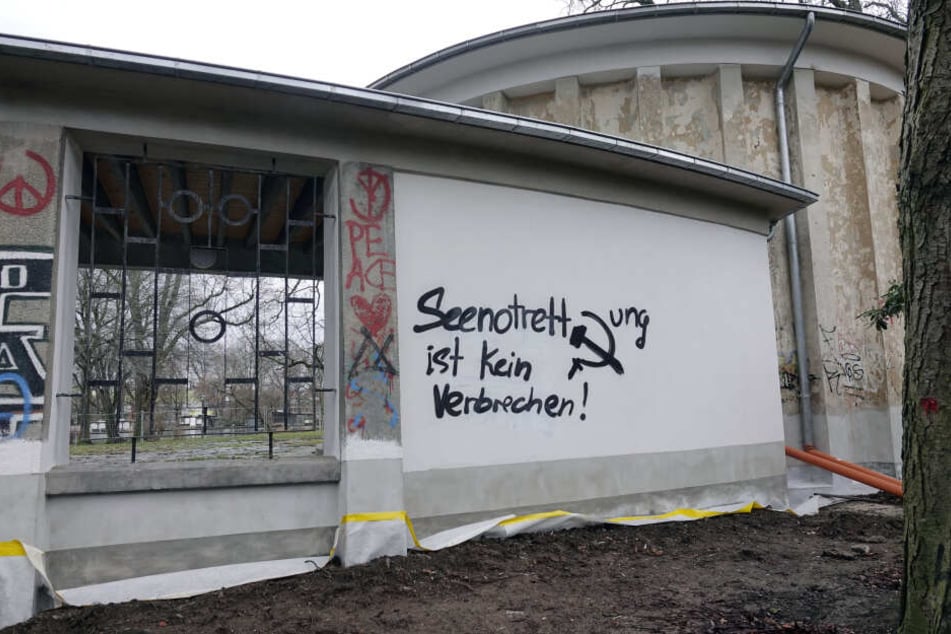 Der frisch gestrichene Pavillon am Schloßteich wurde schon wieder beschmiert!