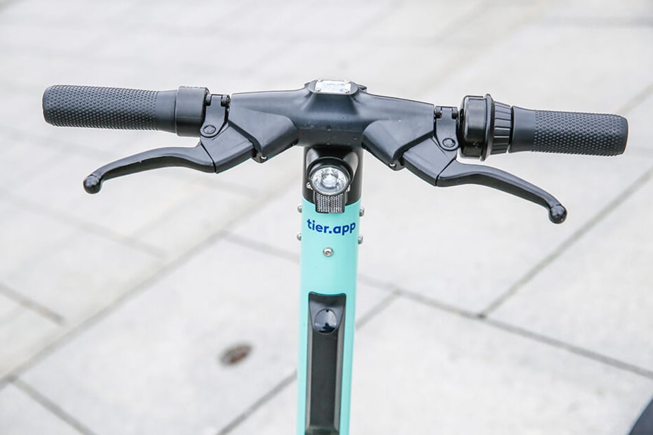 Der E-Scooter der Berliner Firma "Tier Mobility" lässt sich über die App (Tier - Scooter Sharing) nutzen.