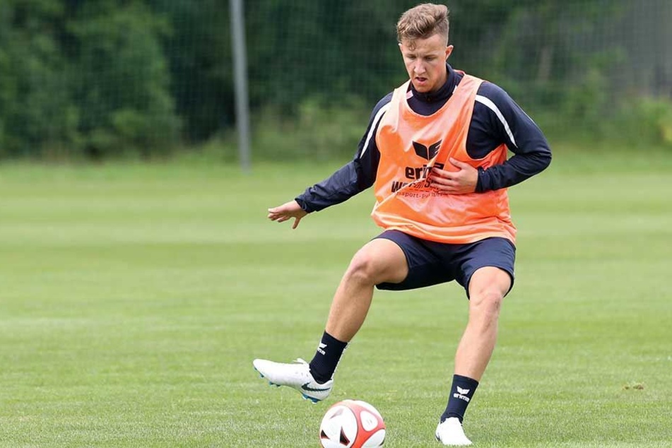 Tim Campulka beim Training am Ball.