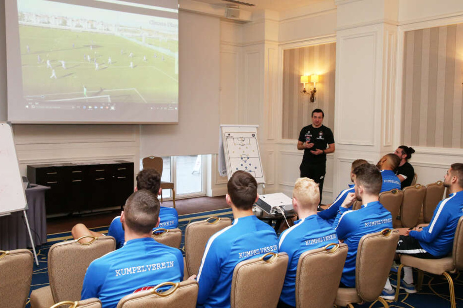 Akribisch! Coach Daniel Meyer (hint.) im Trainingscamp im türkischen Belek mit seiner Mannschaft beim Videostudium.