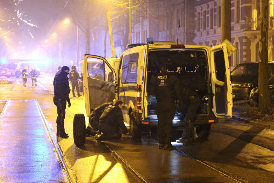 Spitze Gegenstände auf der Straße und brennende Barrikaden auf der Karl-Heine-Straße verunmöglichten ein Weiterkommen der Einsatzkräfte in Leipzig-Plagwitz.