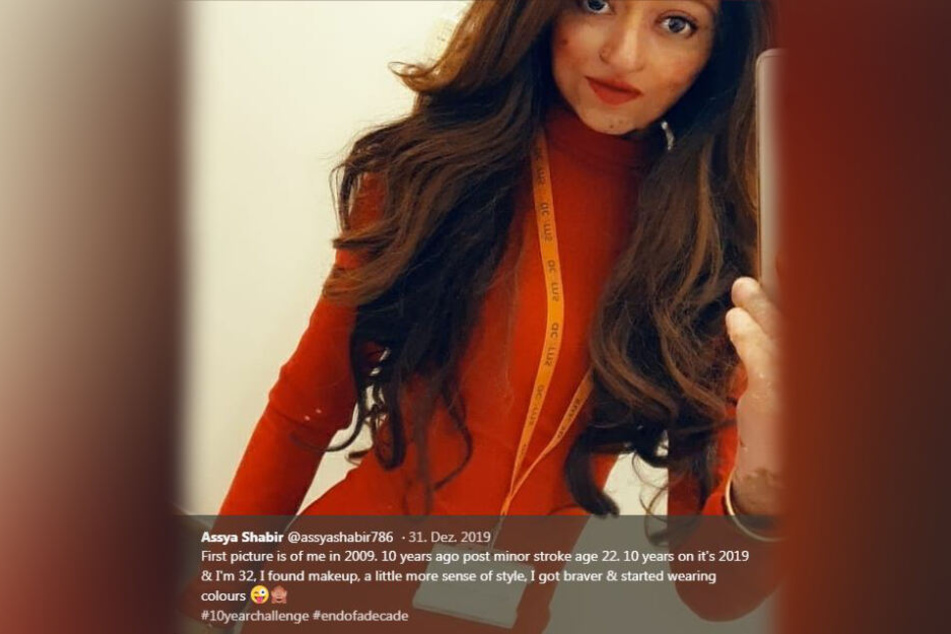 Assya mit einem Foto aus dem Jahr 2019. Geschminkt und mit Perücke - eine irre Wandlung, die sie ihren Followern bei Twitter hier zeigt.
