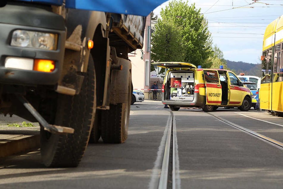 An einer Kreuzung in Dresden-Leuben überfuhr der Lkw die Radlerin.