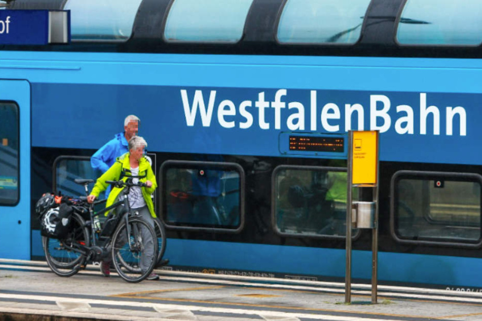 Weil er keine Fahrkarte hat, bedrohte ein Fahrgast das Leben der Schaffnerin. (Symbolbild)
