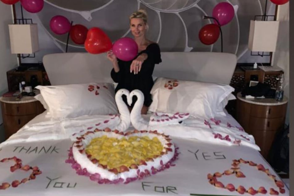 Stolz posiert Katja Kühne (34) nach dem Antrag ihres Partners Marcel Sabitzer (25) im gemeinsamen Bett auf den Malediven.