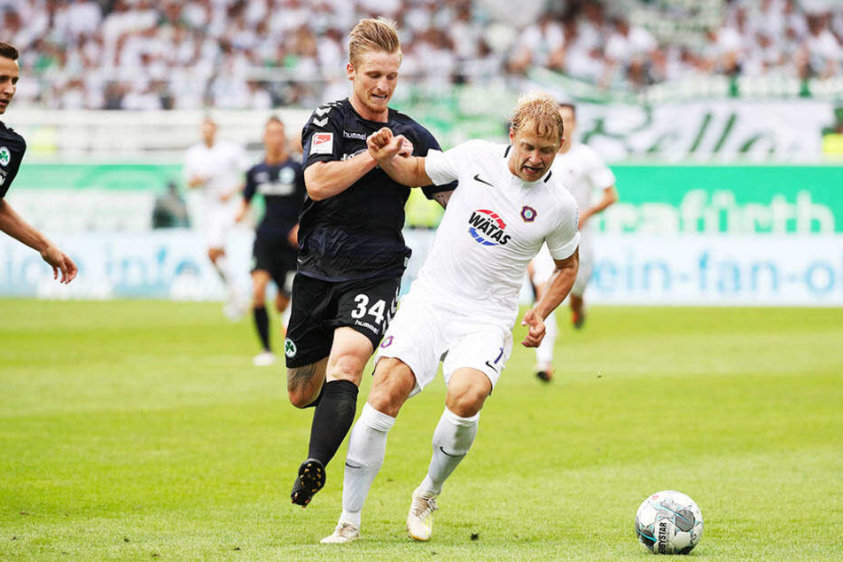 Marvin Stefaniak (l.) im Zweikampf mit dem Auer Jan Hochscheidt.