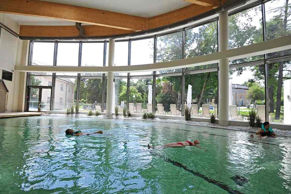 Im Solebad im Kurpark Bad Elster genießen Touristen aus ganz Deutschland die Schwerelosigkeit.