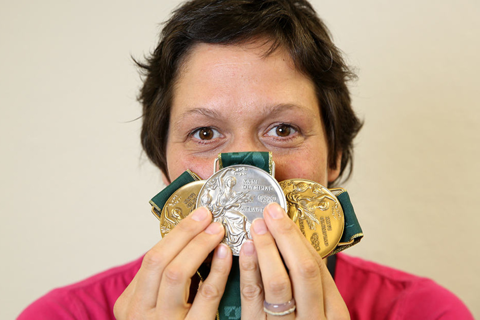 Die Ex-Schwimmerin Sandra Völker zeigt ihre Medaillen, die sie bei den Olympischen Spielen 1996 in Atlanta gewonnen hat.