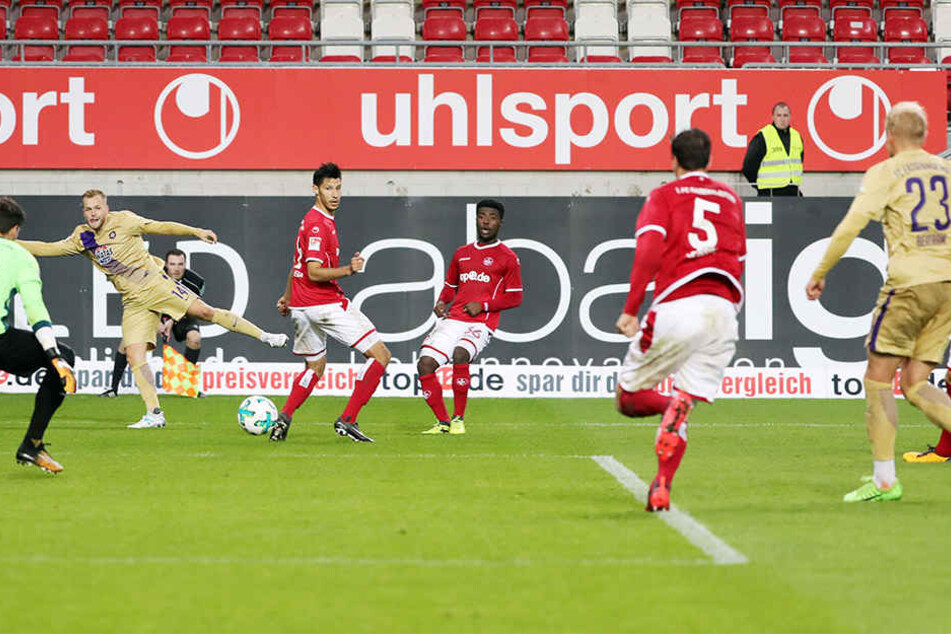 Das Ende eines schulbuchmäßigem Auer Angriffs vom Kaiserslautern-Spiel: Pascal Köpke (l. hint.) passt auf Sören Bertram (Nr. 23), der die Kugel ins Netz schiebt.