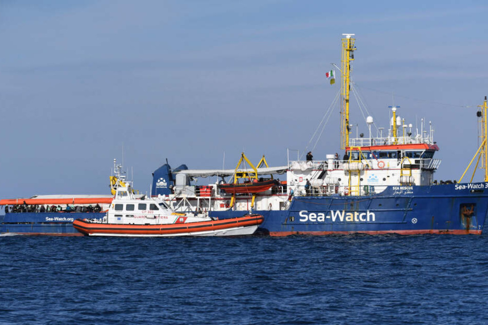 Das Rettungsschiff wird von einer italienischen Patrolie angefahren.