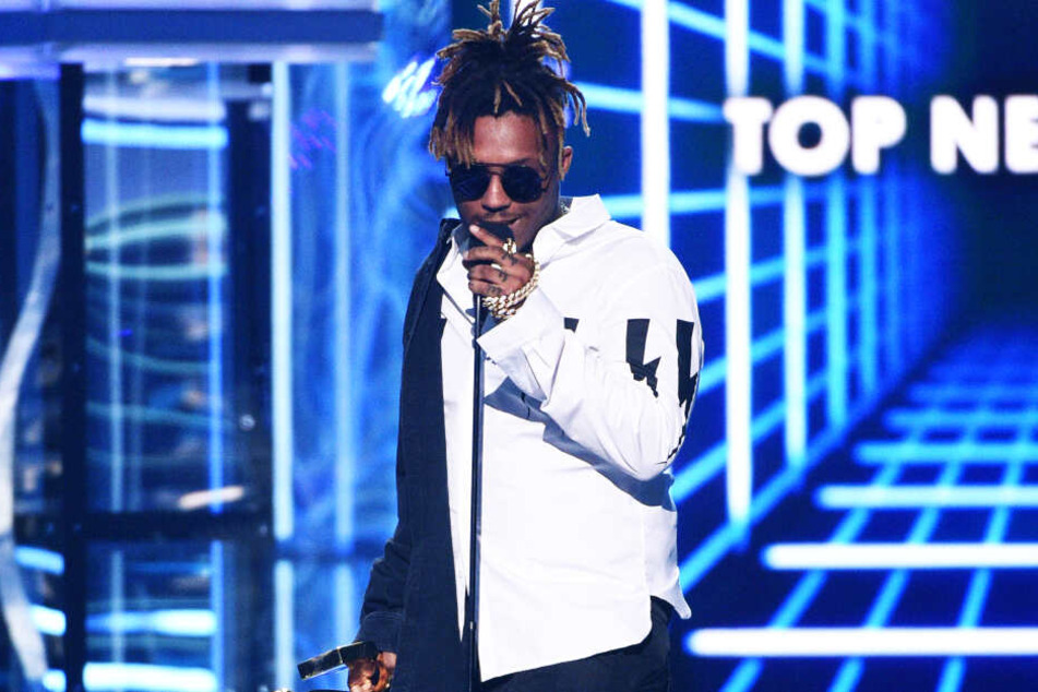 Eine Aufnahme aus dem Mai 2019 zeigt Juice Wrld, als er den Preis als bester neuer Künstler bei den Billboard Music Awards annahm.