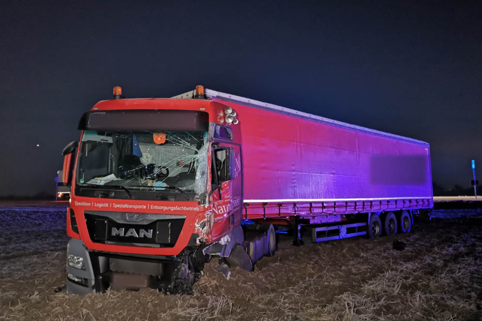 Der Sattelzug kam in einem nahen Feld zum stehen.