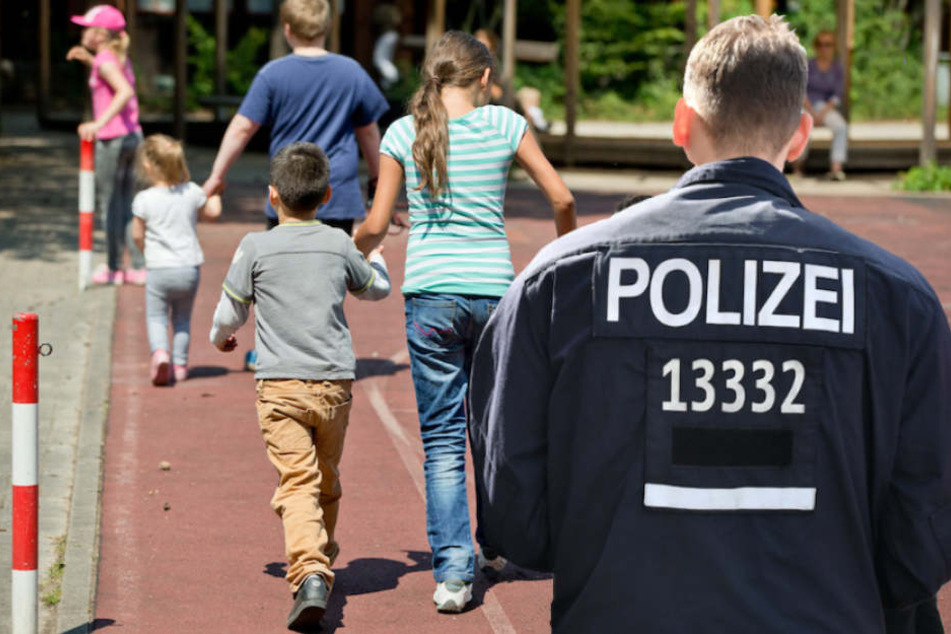 Als die Polizei kam, lungerte der Exhibitionist noch immer auf dem Schulhof herum. (Bildmontage)