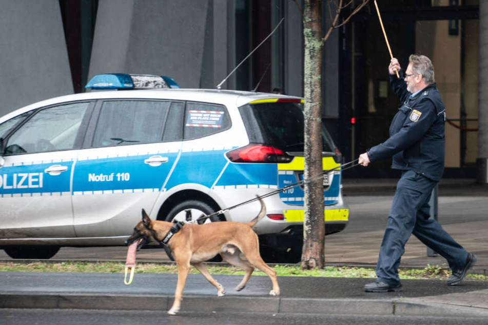 Ein Sprengstoffspürhund der Polizei untersuchte das Wiesbadener Justizzentrum wegen der Bombendrohung.