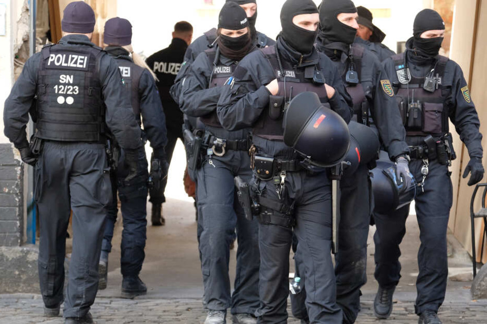 Bei der Razzia waren insgesamt elf Menschen festgenommen worden. (Symbolbild)