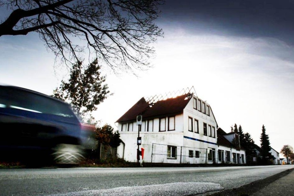 Seitdem steht die Ruine unberührt an der Straße. Für viele Anwohner ist sie ein Dorn im Auge.