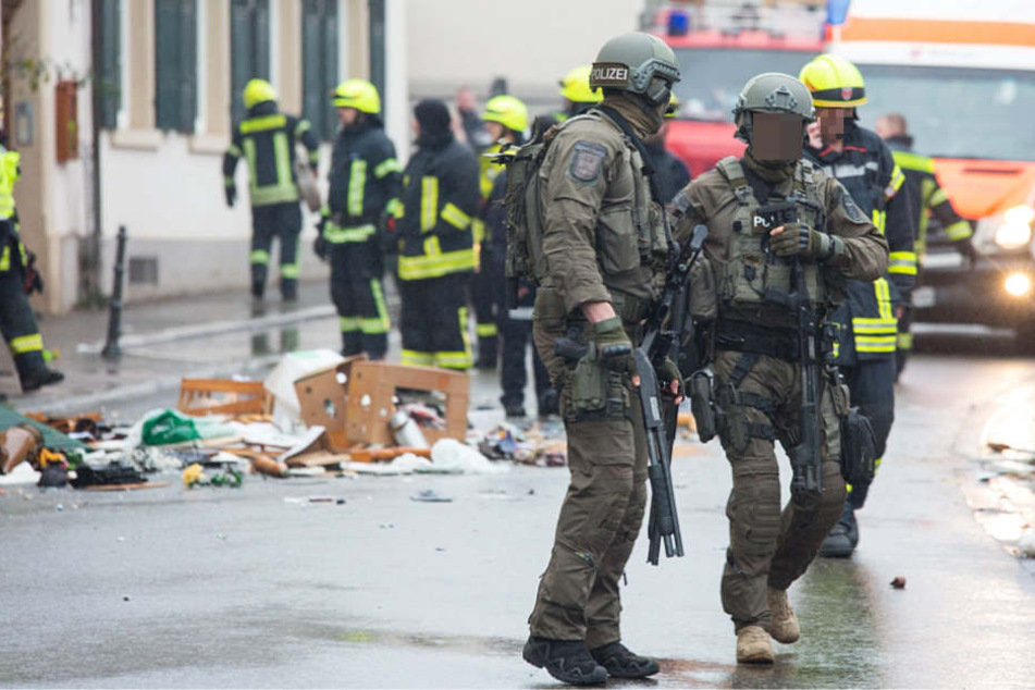 SEK-Beamte und Einsatzkräfte der Feuerwehr waren vor Ort.