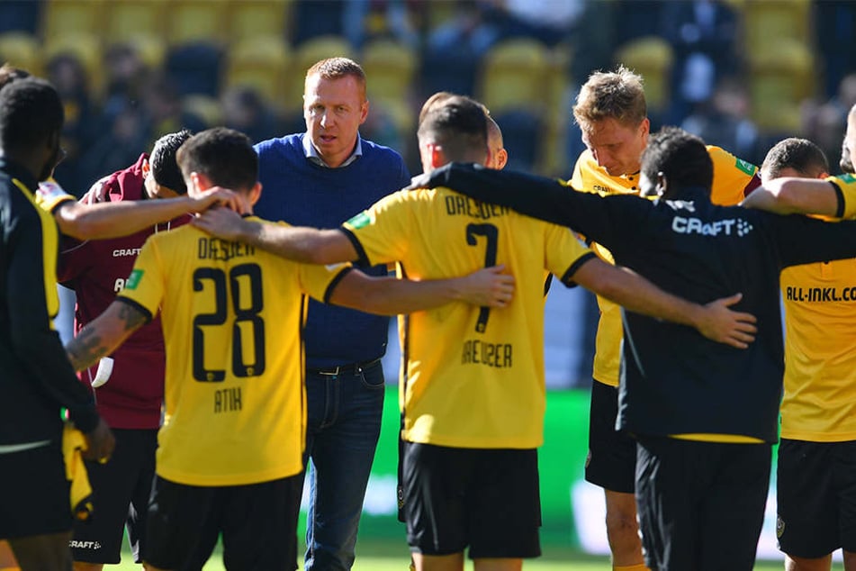 Nicht die Köpfe hängen lassen! Noch auf dem Platz munterte Maik Walpurgis (hinten Mitte) seine Jungs nach der Niederlage wieder auf.