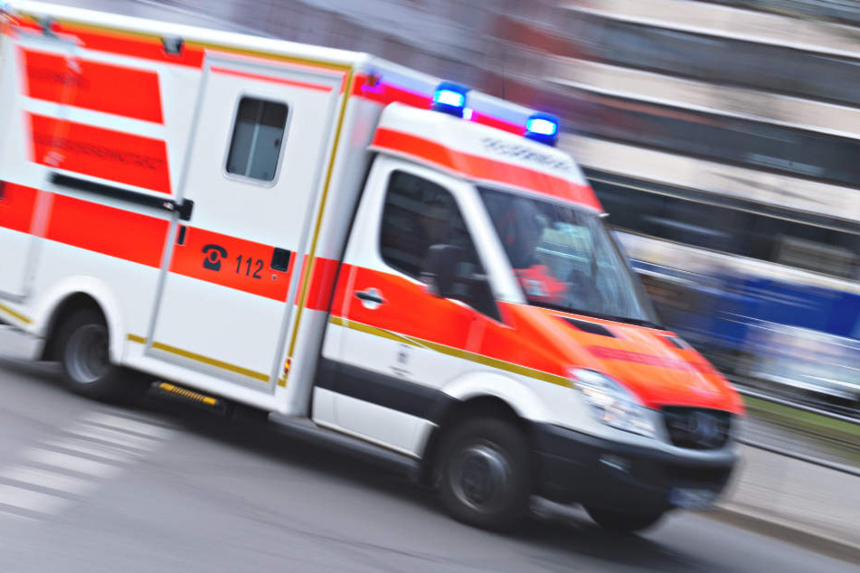 Der Rettungsdienst kümmerte sich um einen Verletzten. (Symbolbild)