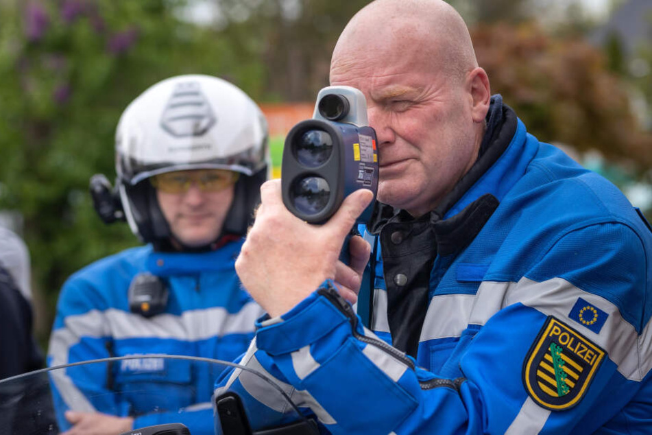 Raser im Blick: Polizeihauptmeister Uwe Kästner bei einer Tempokontrolle in der Blankenauer Straße.
