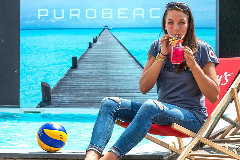 So lässt sich's im Urlaub aushalten: Katharina Schwabe schlürft am Purobeach an einem Grapefruit-Cocktail.