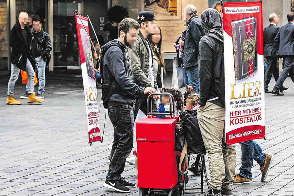 Der abgeschobene Gefährder beteiligte sich an der Koran-Verteilung in der Bielefelder Innenstadt.