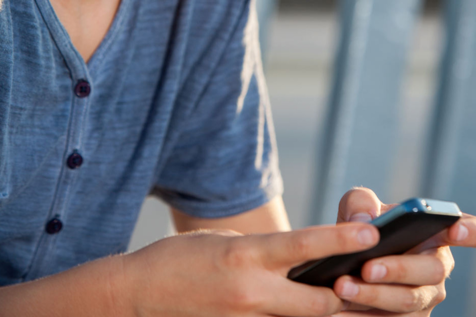 Dem 13-Jährigen wurde das Handy aus den Händen gerissen. (Symbolbild)