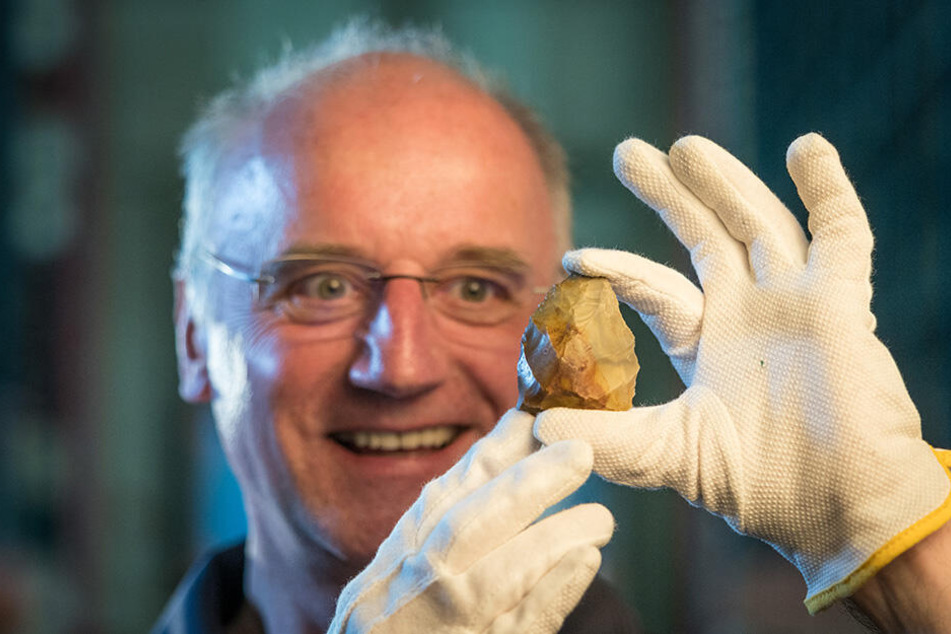 Christoph Heiermann (59) vom Landesamt für Archäologie mit Sachsens ältestem Werkzeug: Einem 280.000 Jahre altem Faustkeil, der bei Markkleeberg entdeckt wurde.