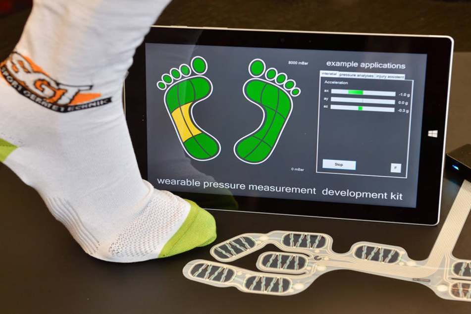 Die Elektronik in der Socke misst die Druckverteilung am Fuß. Dadurch können Rückschlüsse auf die Belastung gezogen werden.