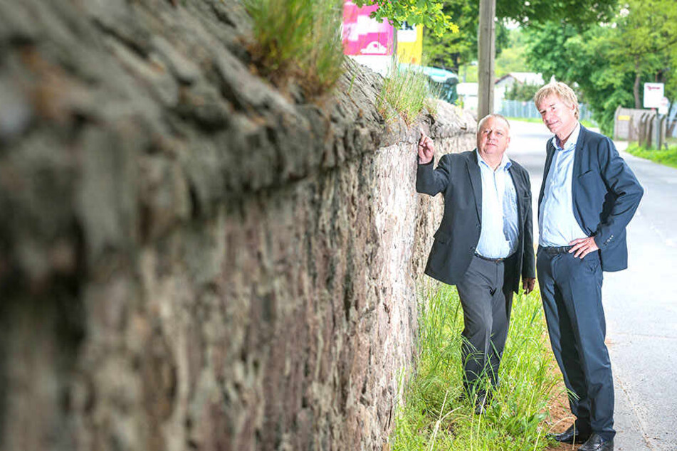 BU-B Begutachten die denkmalgeschützte Mauer vor ihrer Firma: Regionalleiter Udo Kleinert (61, l.) und Beutlhauser-Chef Thomas Burgstaller (58).