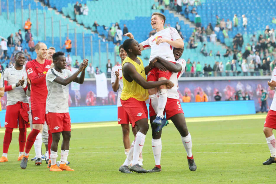 Dominik Kaiser wird von Ibrahima Konaté und Dayot Upamecano auf Händen getragen. Sonntag findet sein Abschiedsspiel statt.