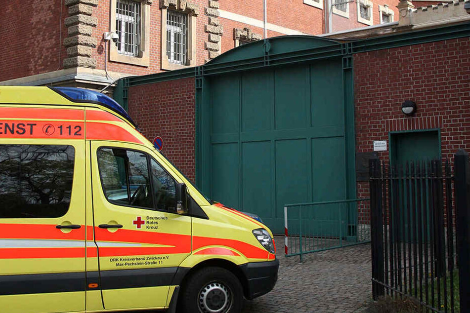 In der Zwickauer JVA wurde ein Wärter lebensgefährlich verletzt. Er überlebte die Attacke nur knapp.