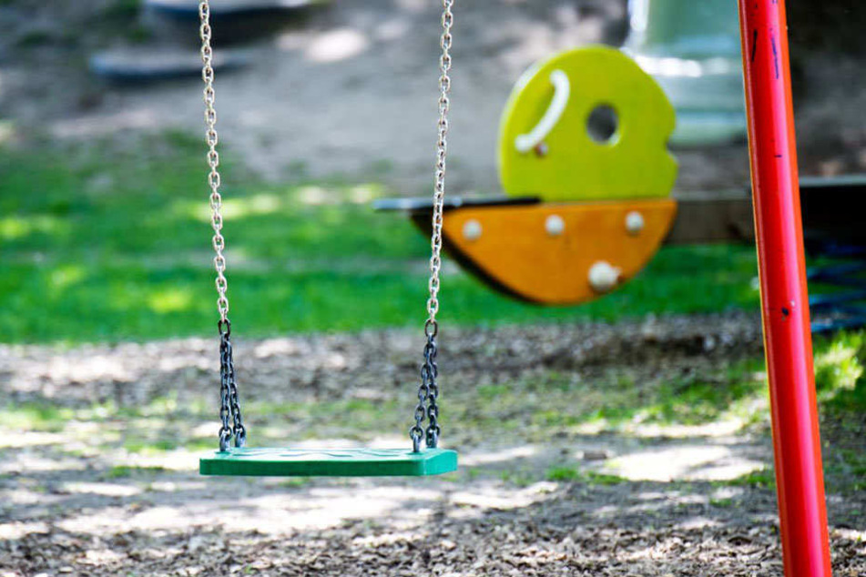 Ein Mann hat mit einer Luftdruckwaffe mehrmals in Richtung spielender Kinder auf einem Spielplatz an der Niederauer Straße geschossen. (Symbolbild)