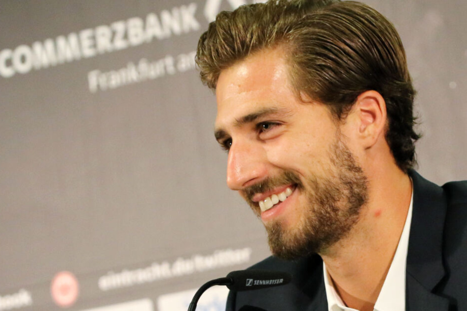 Kevin Trapp lächelt nach dem Vertragsabschluss mit Eintracht Frankfurt.