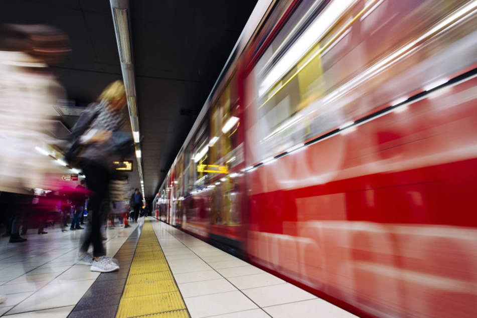 In Köln wurde am Samstagabend ein 24-jähriger Mann von einer Straßenbahn überfahren.