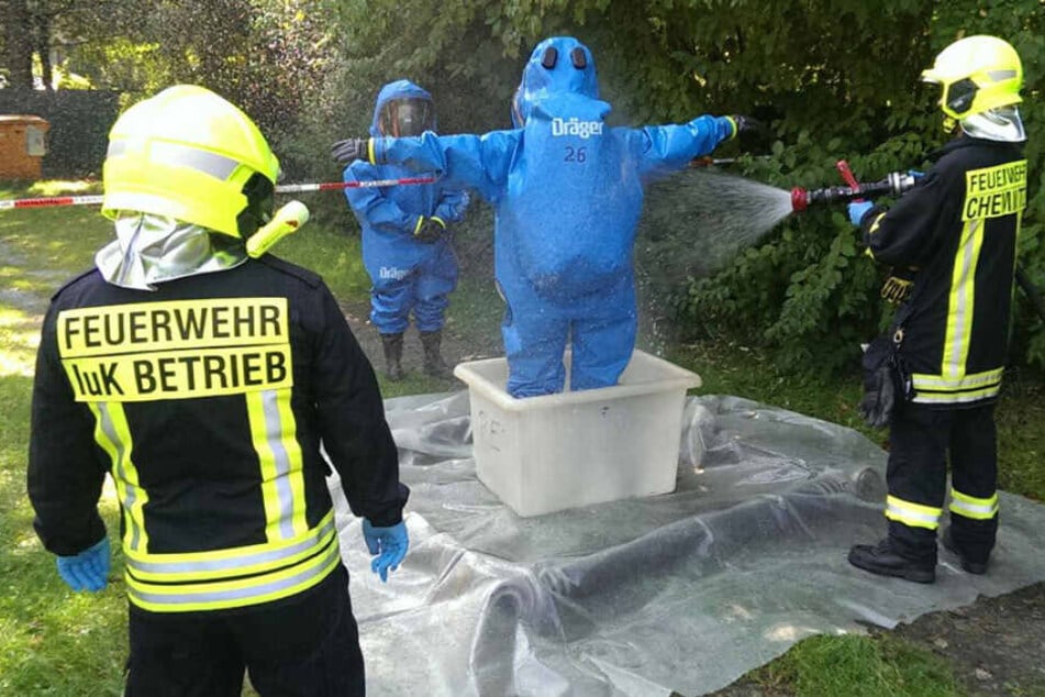 Die Einsatzkräfte gingen im Schutzanzug in das Bad.