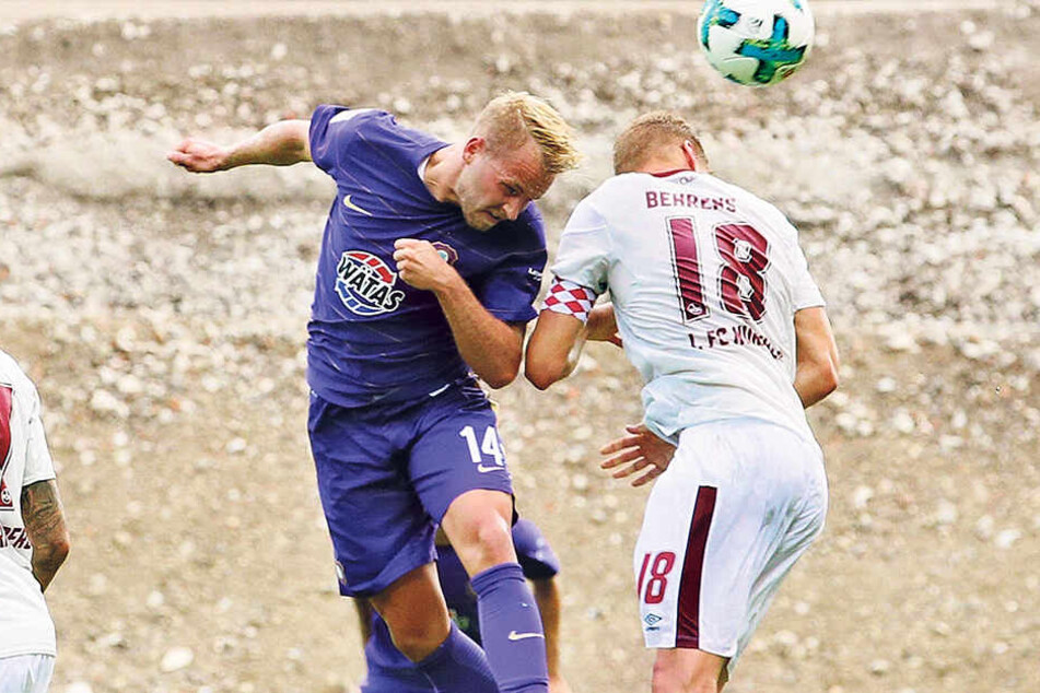 Pascal Köpke (l.) setzt sich im Luftkampf gegen den Nürnberger Hanno Behrens durch und köpft das Leder wuchtig zum zwischenzeitlichen 3:0 ein - es war eins seiner bisherigen drei Tore.