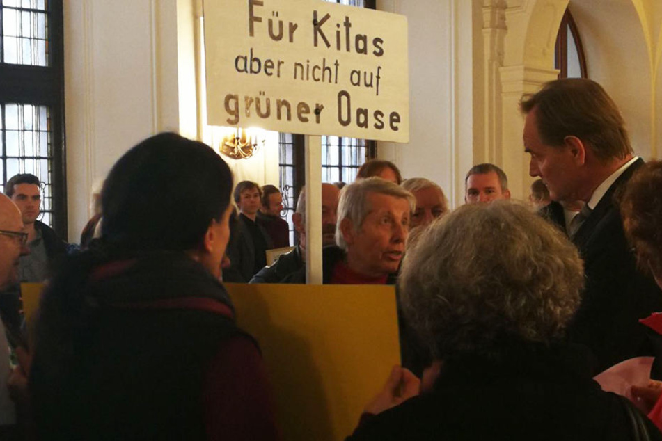 Ein Leipziger versucht OB Burkhard Jung (re.) seinen Standpunkt zum Thema Kita-Neubau in Dölitz-Dösen zu vermitteln.