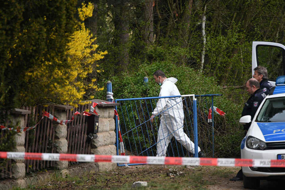 Ein Mitarbeiter der Kriminalpolizei betritt am 10.04.2017 in Borkheide (Brandenburg) das Grundstück.
