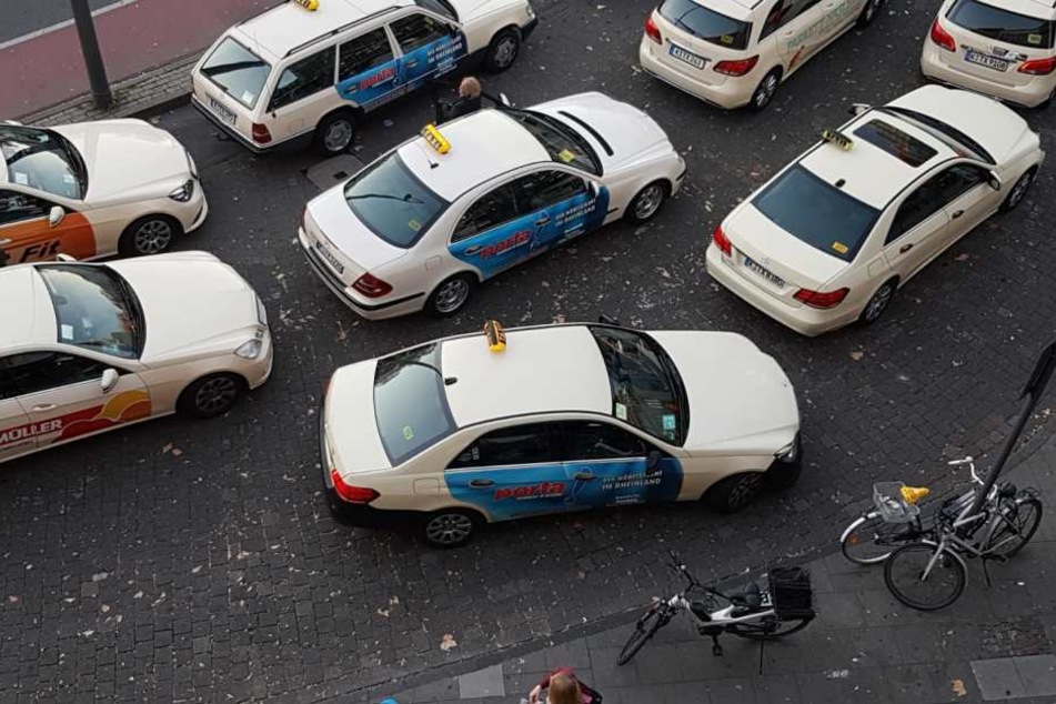 Die Taxi-Fahrer, wie hier am Kölner Neumarkt, verlangen bald mehr Geld für ihre Fahrten.