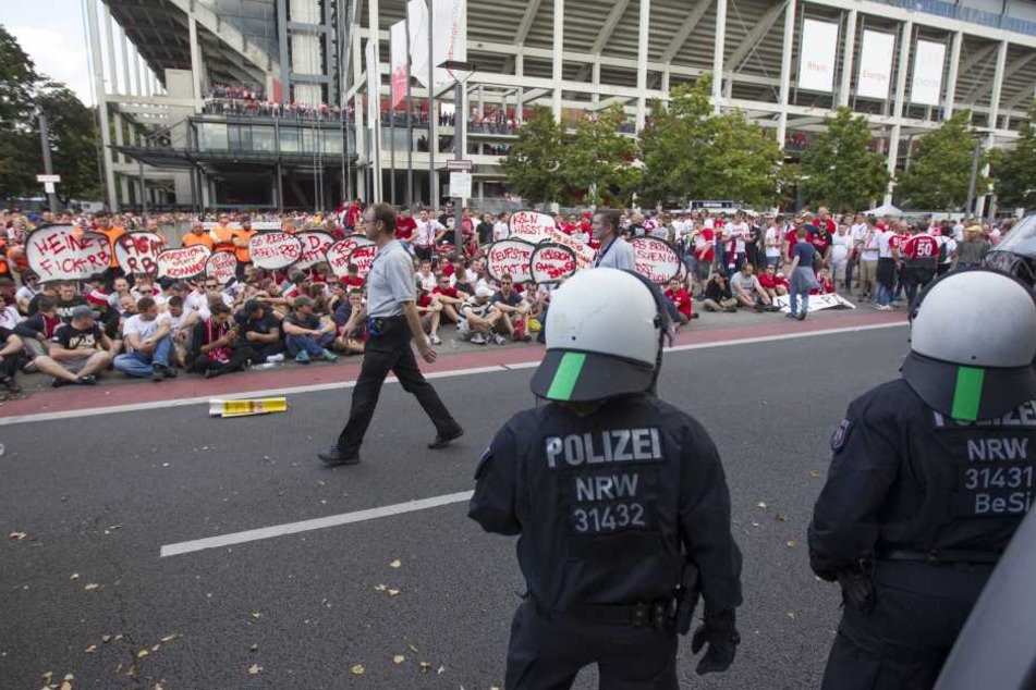 Bereits vor dem Anpfiff errichteten Kölner Fans eine Sitzblockade, um die Anreise der Leipziger zu verzögern.