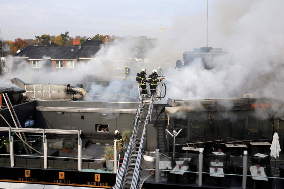 150 Feuerwehrleute waren im Einsatz, kämpften gegen ein riesiges Flammenmeer. Dann kamen Gaffer und beklauten die Einsatzkräfte.