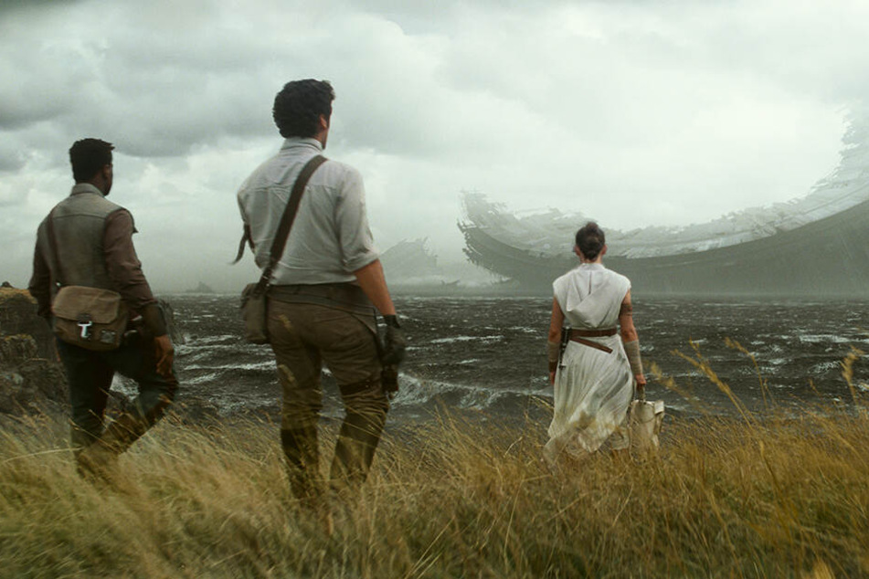 Rey (Daisy Ridley), Finn (John Boyega) und Poe Dameron (Oscar Isaac) reisen gemeinsam in düstere Welten.
