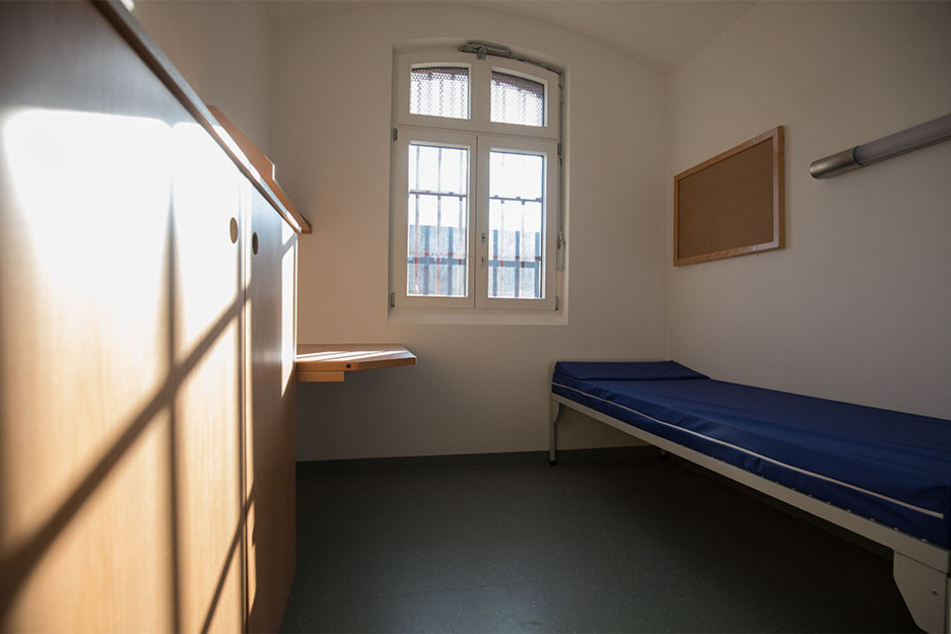 Ein 19-jähriger Häftling gibt zu, seinem Zellengenossen eine Gabel in den After gerammt zu haben.