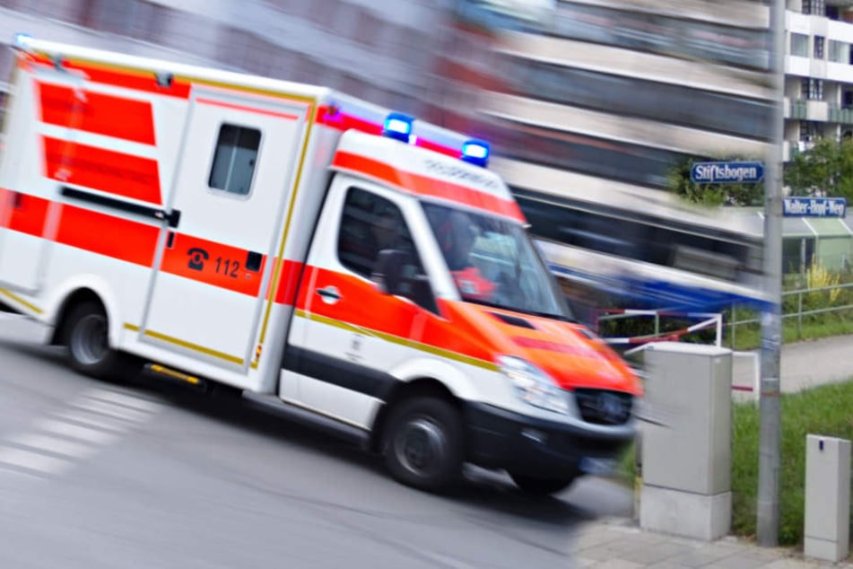 Der Mann wurde ins Krankenhaus gebracht, wo er seinen Verletzungen erlag. (Symbolbild)