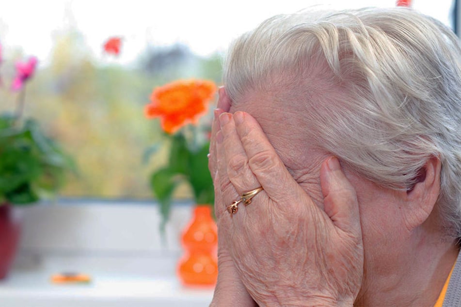 Eine alte Frau soll das Opfer ihrer Pflegerin geworden sein. (Symbolbild)