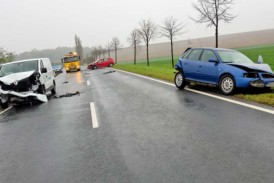 Zwischen Oschatz und dem Naundorfer Ortsteil Salbitz krachten am Montagmorgen drei Autos und ein Radfahrer zusammen.